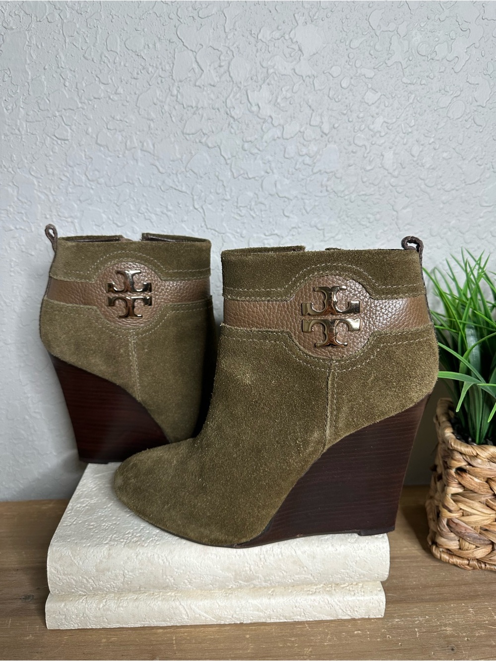 Tory Burch olive green suede wood wedge ankle boot with gold TT accent. Size 8.5 - Picture 4 of 15